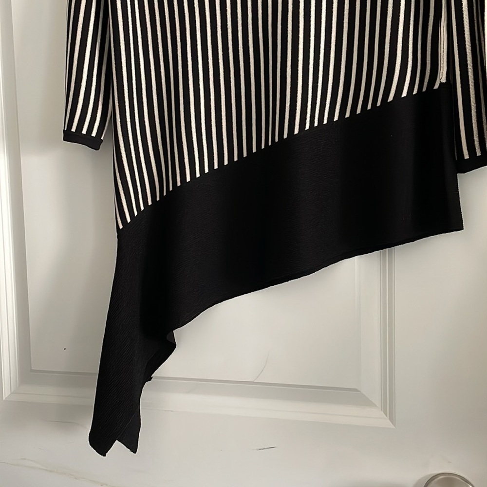 Anne Klein Knit Top Size M Black White Stripes Asymmetrical Brand New - Picture 12 of 12